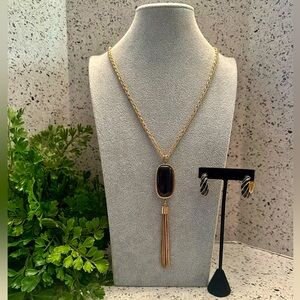Black and gold tone necklace set